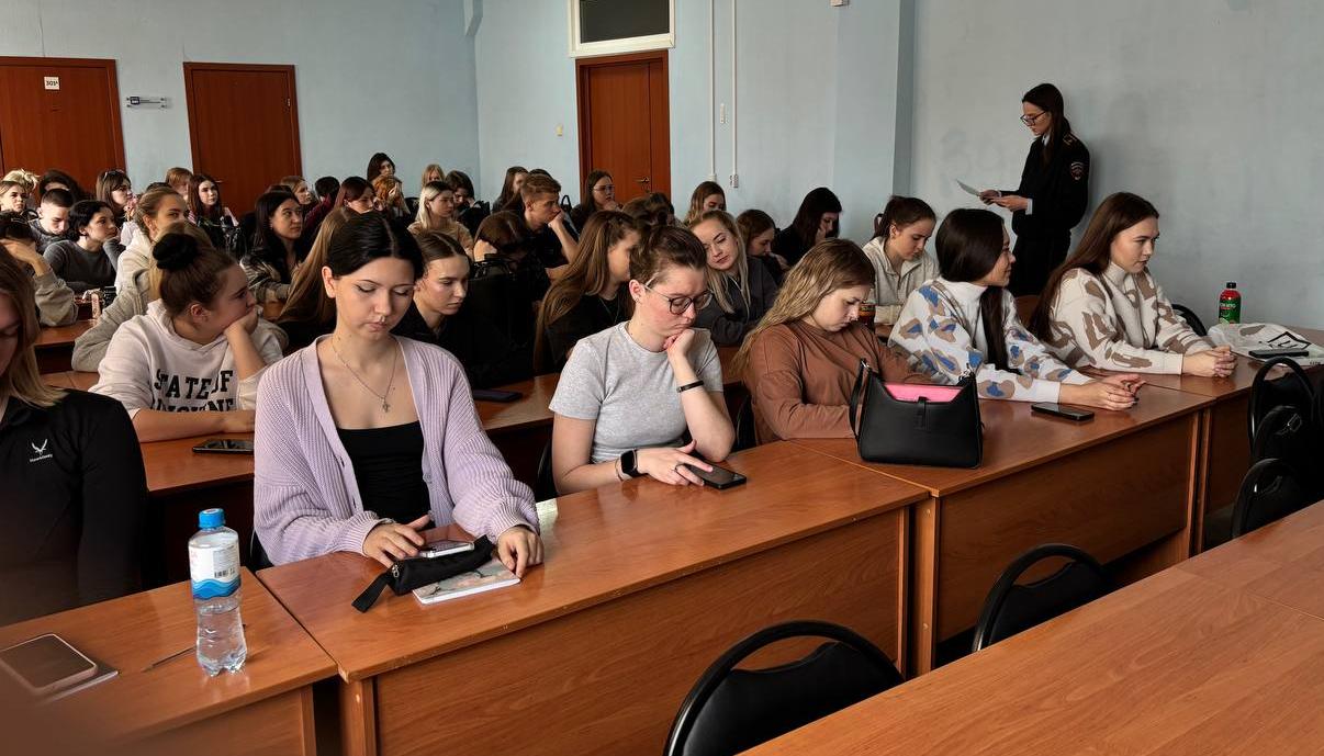 Курсанты Барнаульского юридического института МВД России продолжают проводить лектории в образовательных учреждениях