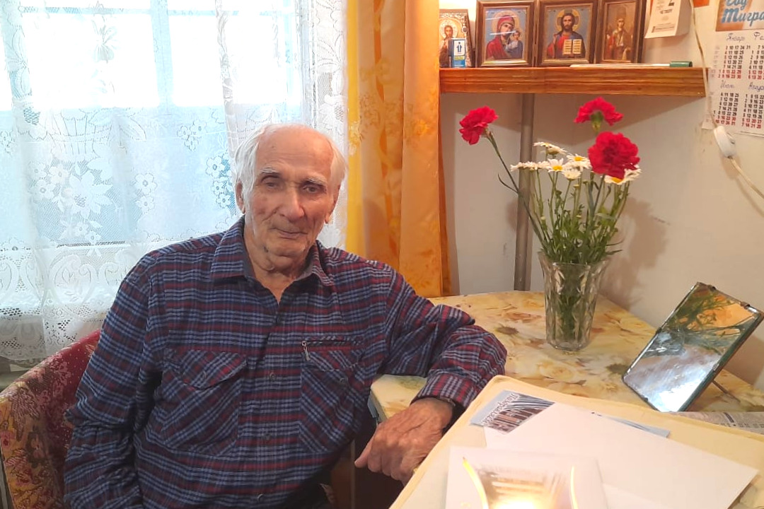 95-летний юбилей отмечает труженик тыла, житель Октябрьского района Почтарев Василий Михайлович