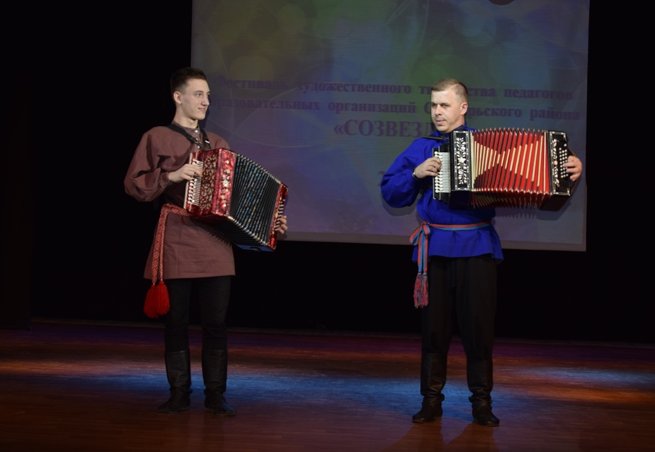 Педагоги образовательных учреждений Октябрьского района приняли участие в фестивале художественного творчества 