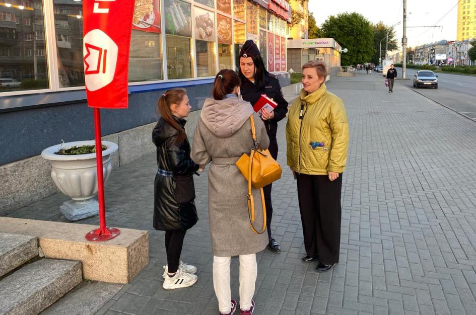 На территории Октябрьского района Барнаула провели вечернее рейдовое мероприятие по проверке возможного пребывания несовершеннолетних в общественных местах