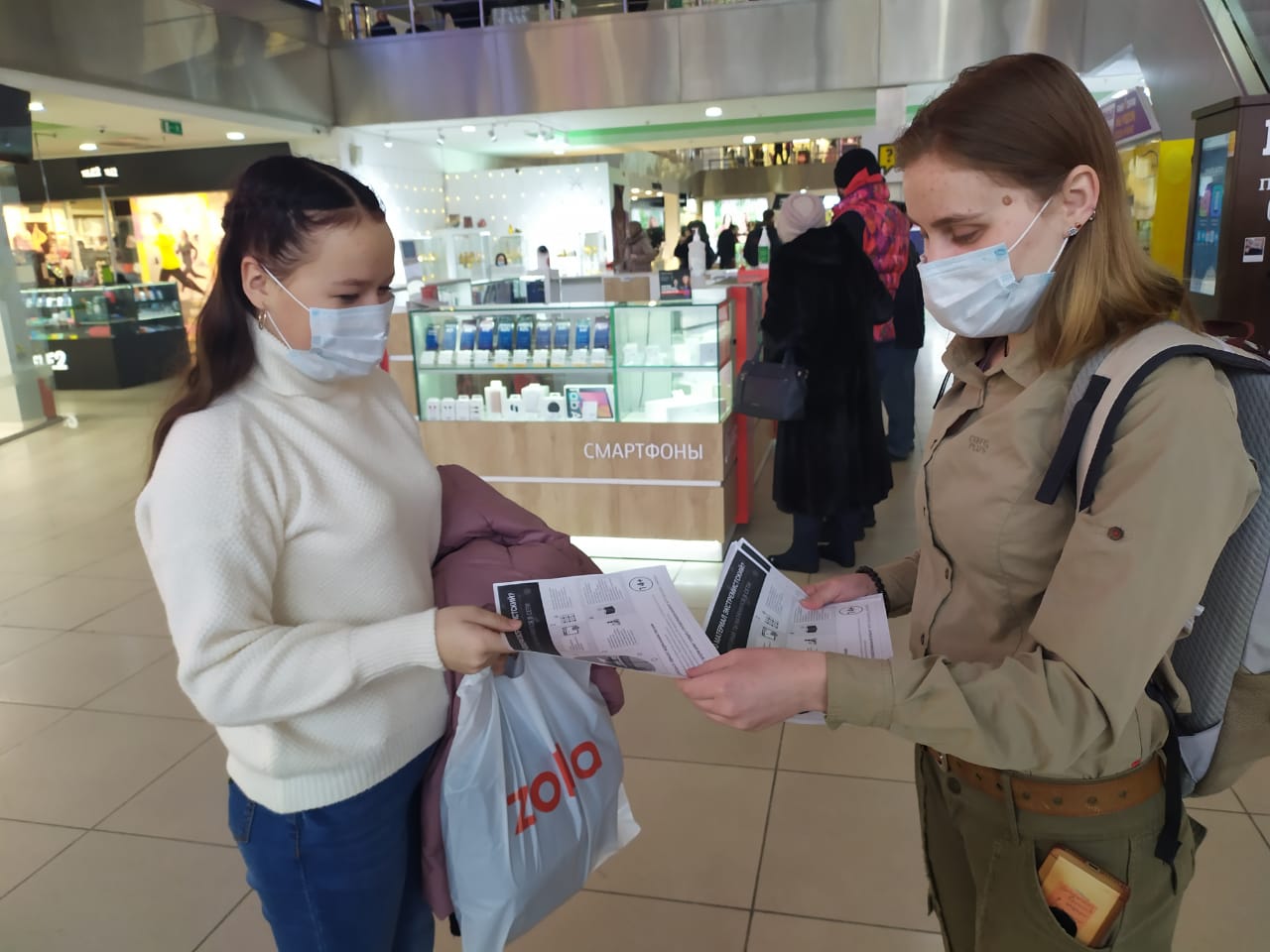 "Мы против экстремизма": в торговых центрах горожанам раздают информационные листовки