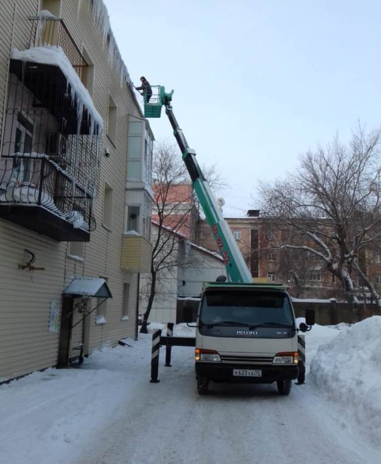 Барнаульские тротуары и крыши расчищают от снега и наледи