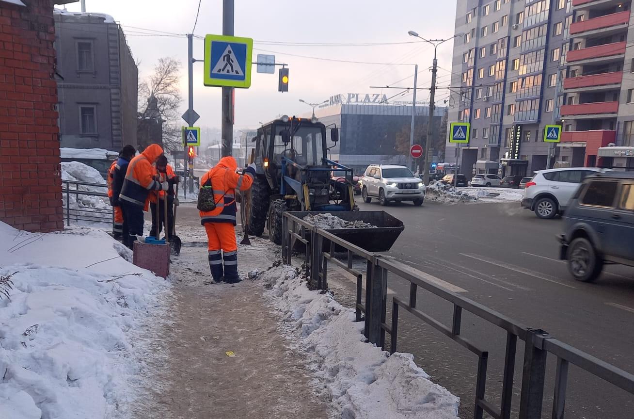 Дорожные службы Барнаула усилили работу по очистке пешеходных связей