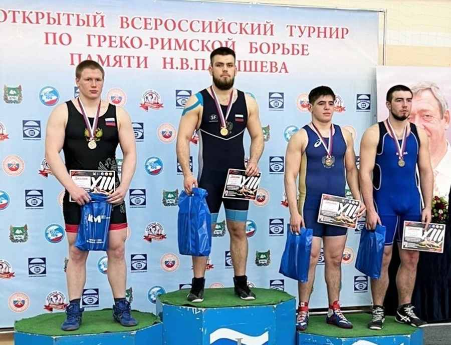 Барнаульские борцы завоевали медали на нескольких соревнованиях