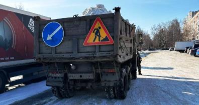 Очистка улиц от снега продолжается в Ленинском районе 