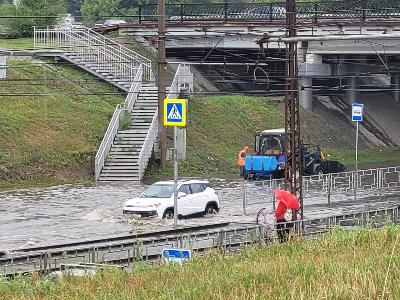 В Индустриальном районе устраняют последствия обильного выпадения осадков