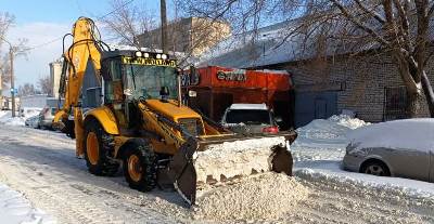 Ленинский район продолжают очищать от снега