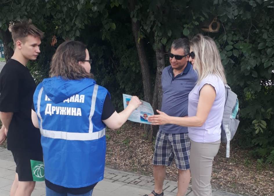 Отдыхающим в парке Изумрудный напомнили правила безопасного поведения у пруда