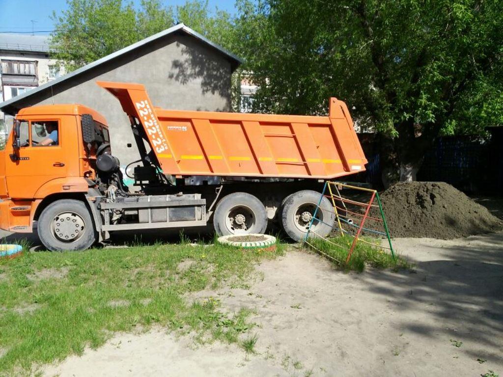 В барнаульские детские сады и школы завезли песок и грунт для благоустройства территорий