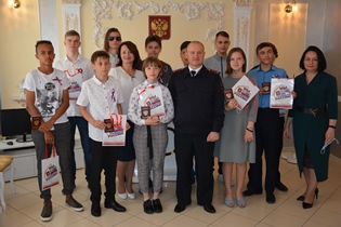 В преддверии Дня России 11 жителям Ленинского района вручили первые паспорта 