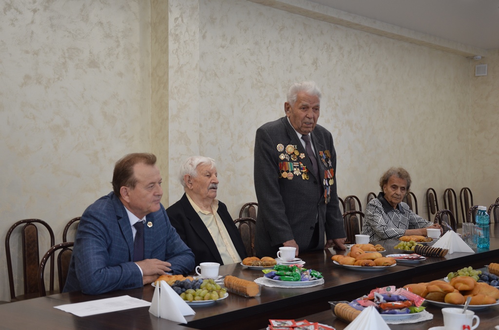  Участников Великой Отечественной войны пригласили на чаепитие