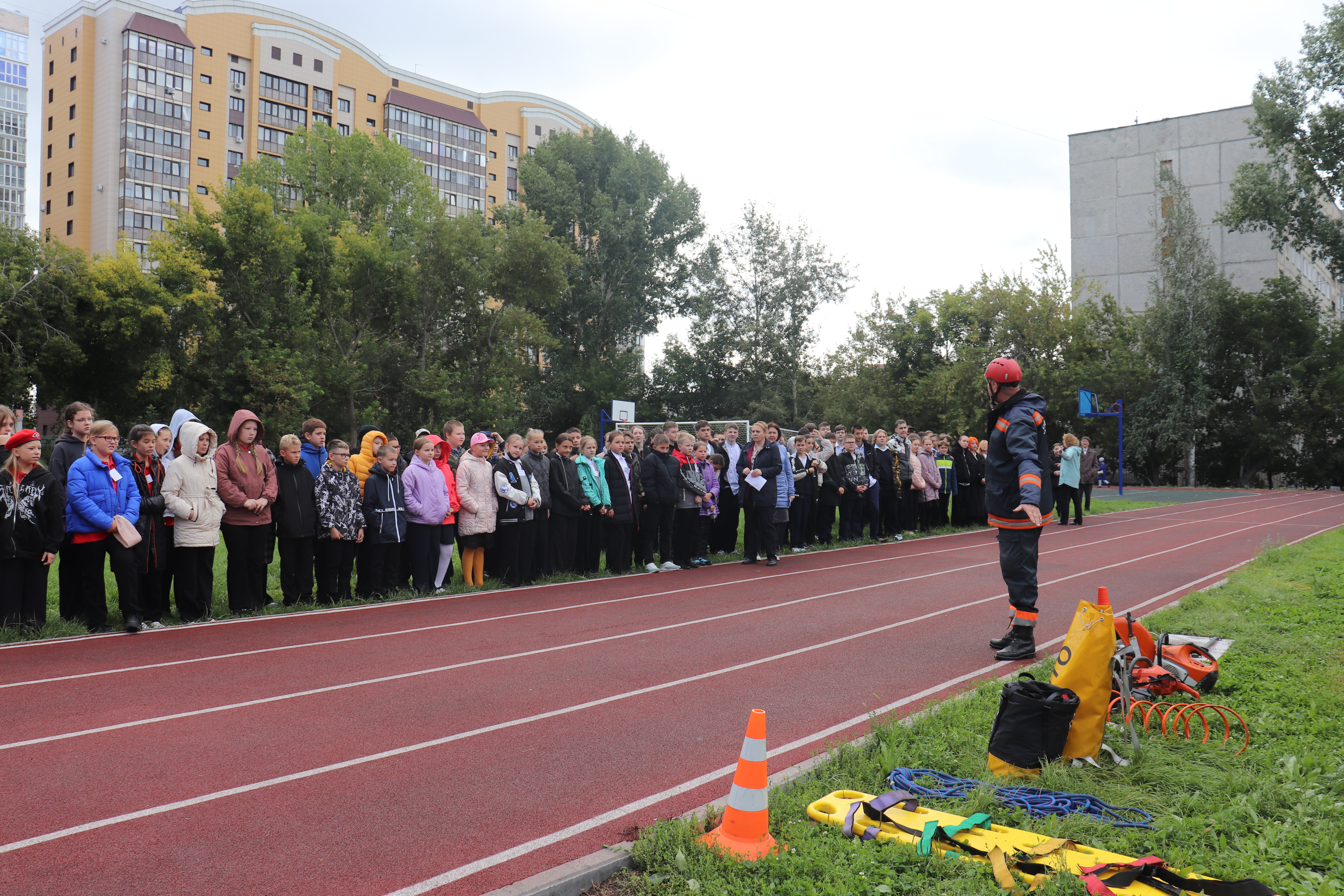 На базе барнаульской школы №110 прошла специальная тренировка по противопожарной защите