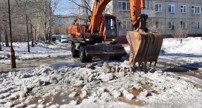 На территории Ленинского района продолжаются работы по очистке и вывозу снега 