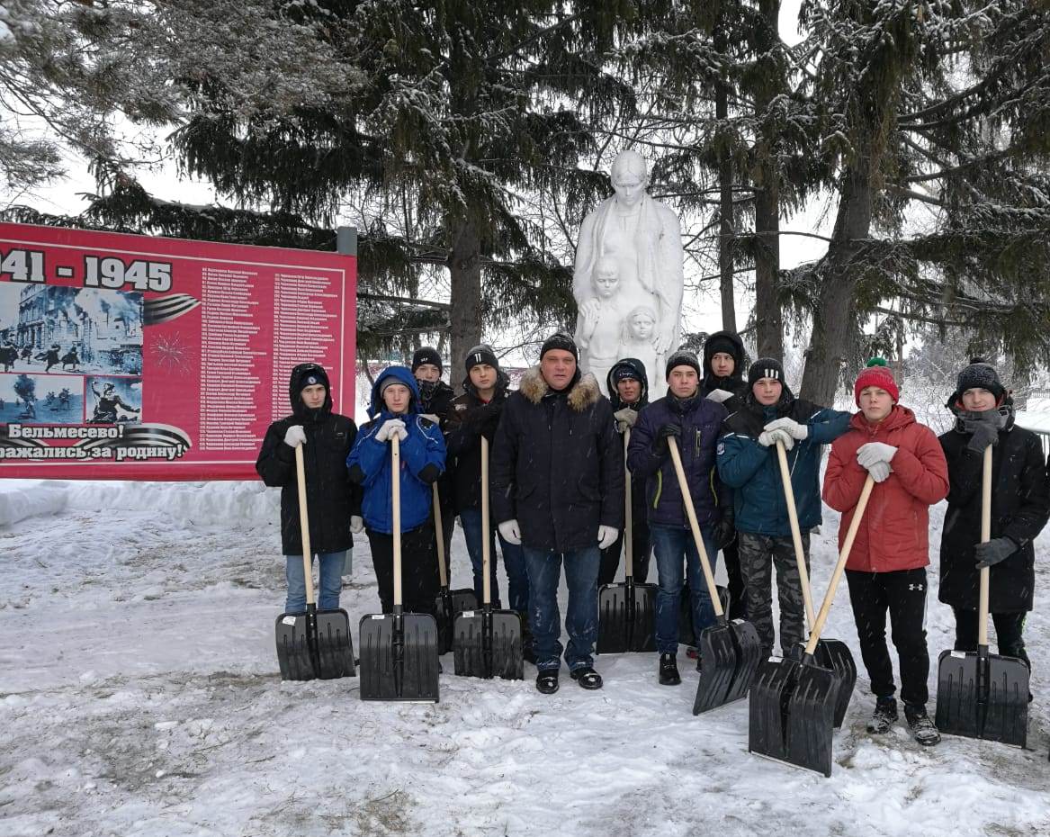 Барнаульские волонтеры вышли на борьбу с выпавшим снегом
