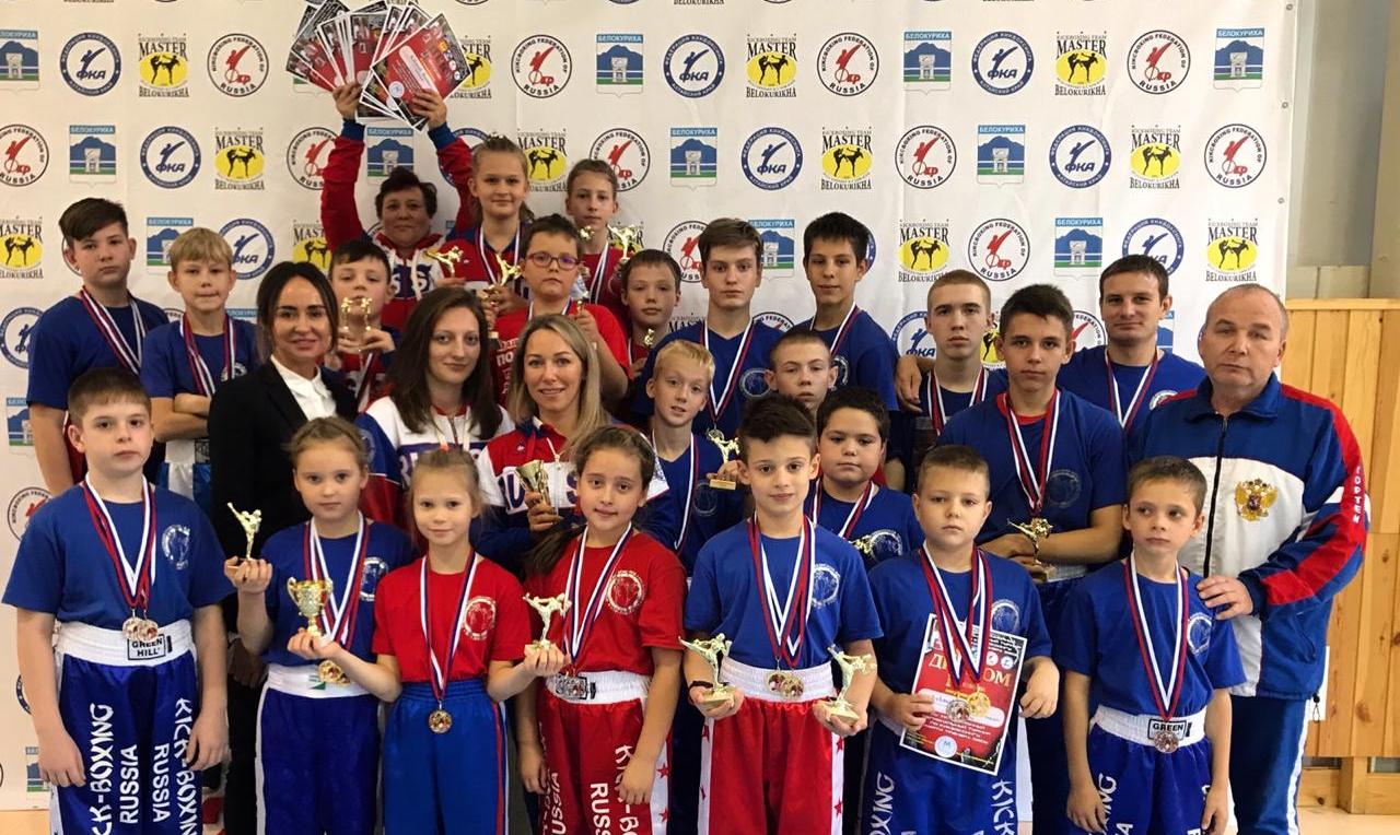 14 золотых медалей в турнире по кикбоксингу завоевали юные спортсмены Индустриального района