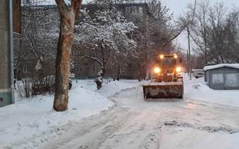 Коммунальными службами ведутся работы по очистке улиц Ленинского района от снега и наледи