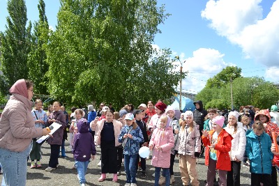 В микрорайоне Новосиликатный общественники поздравили маленьких жителей