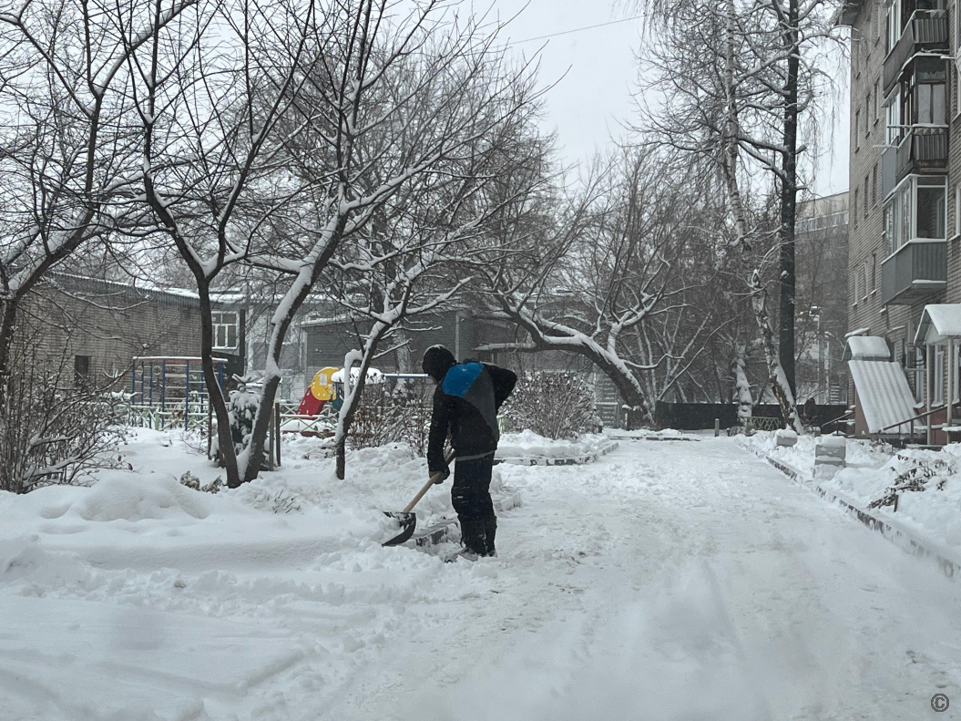 В районах города ведутся работы по очистке территорий от снега и наледи 