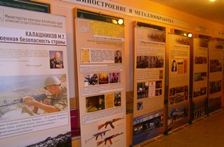 В Барнауле открылась выставка памяти М.Т. Калашникова 