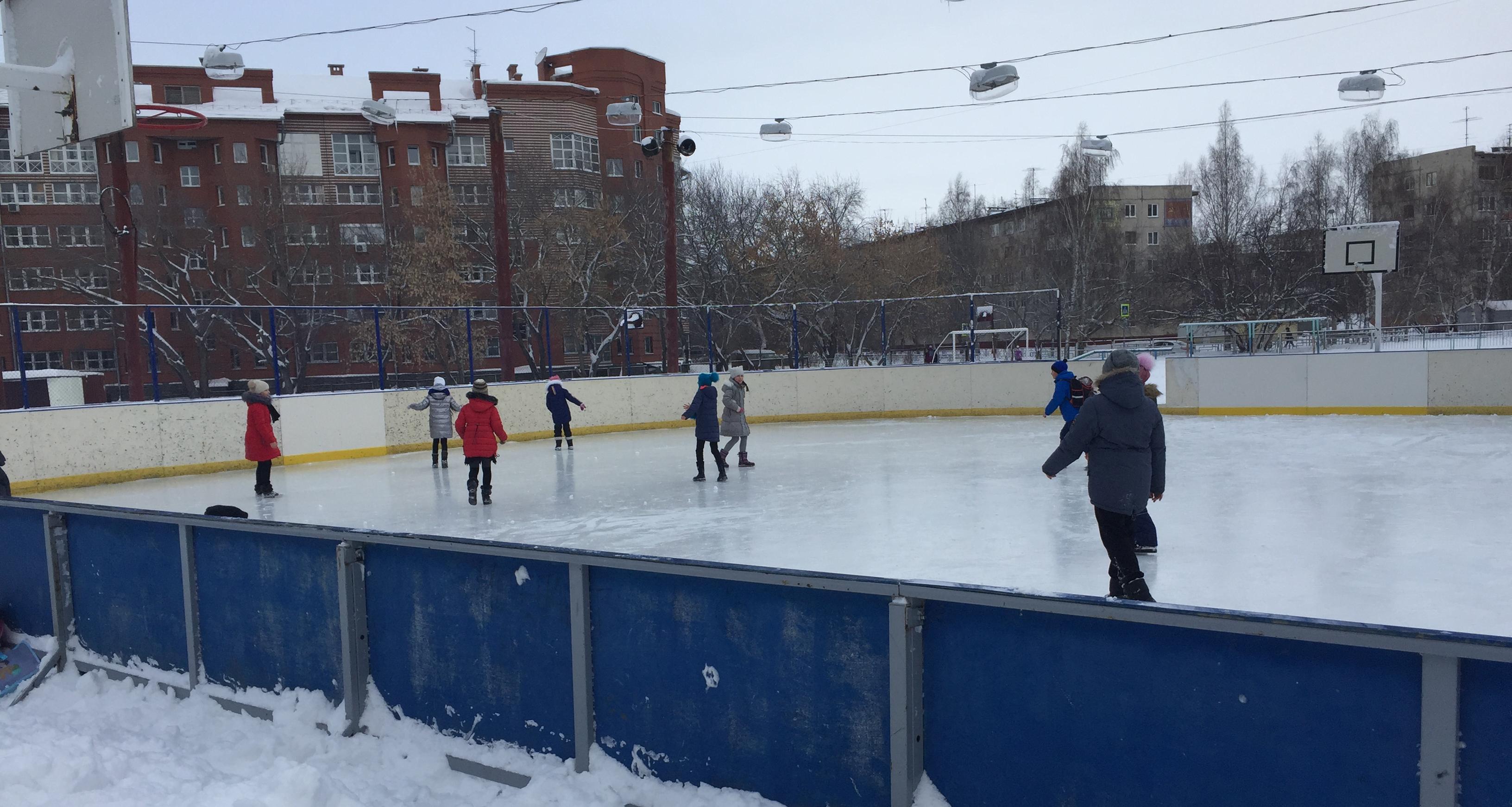 Каток закамск. Хоккейная коробка Новочеркасский бульвар 47 коробка хоккейная. Хоккейная коробка Зои Космодемьянской 14. Хоккейная коробка Искитим Южный 1990.