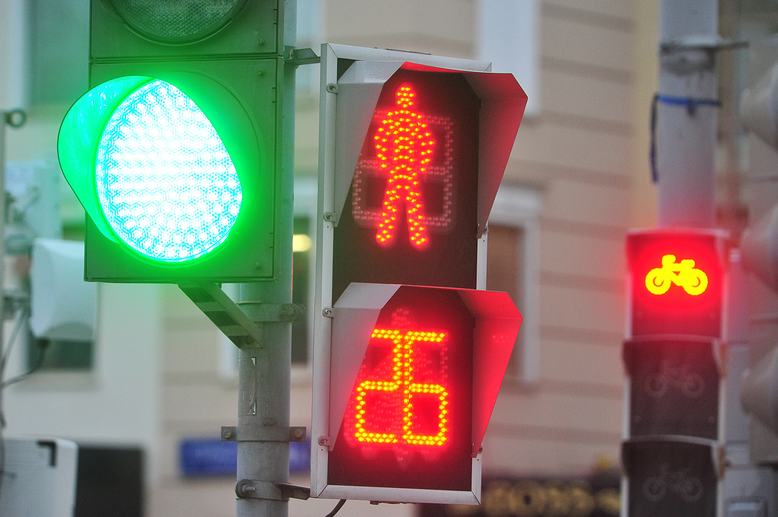 На перекрёстке улиц Антона Петрова и Северо-Западной временно отключат светофор 