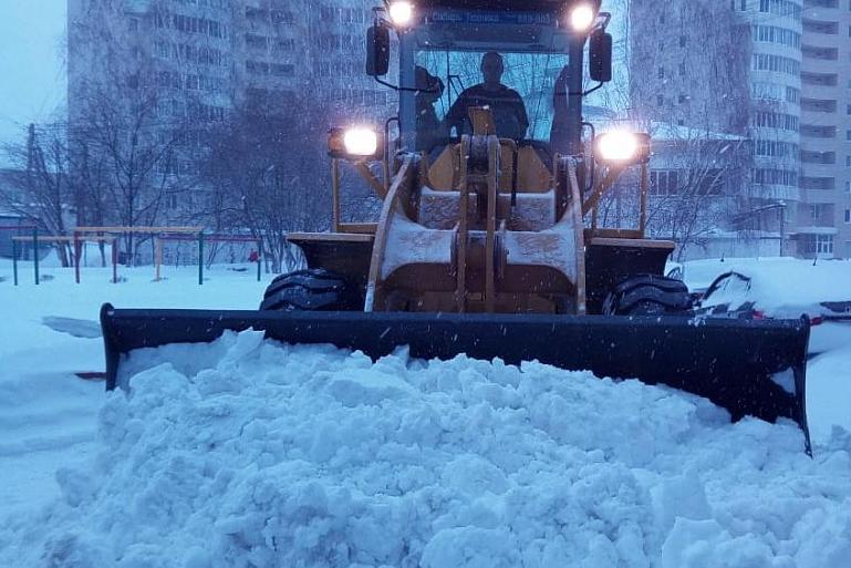 В ночь на 16 января на дорогах будут работать 127 единиц снегоуборочной техники
