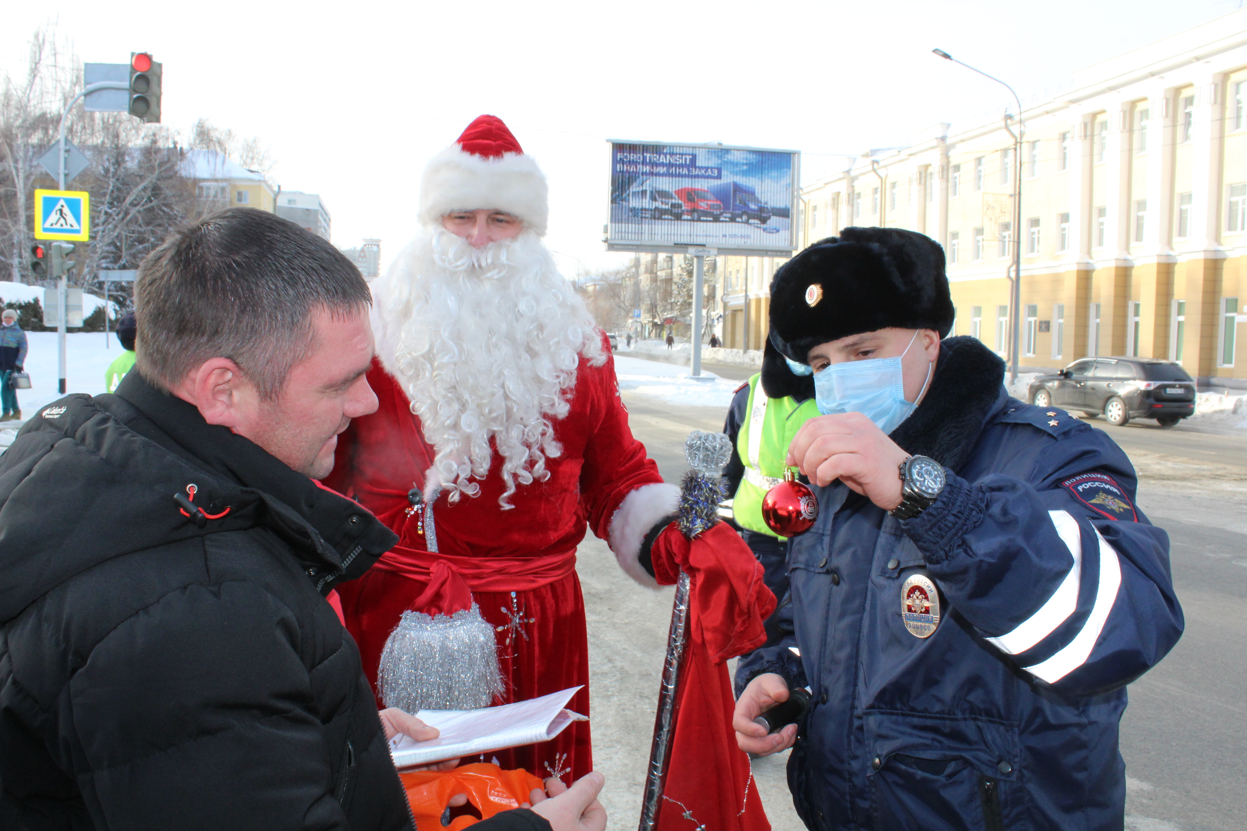 Сотрудники ГИБДД Барнаула провели акцию  «Полицейский Дед Мороз»