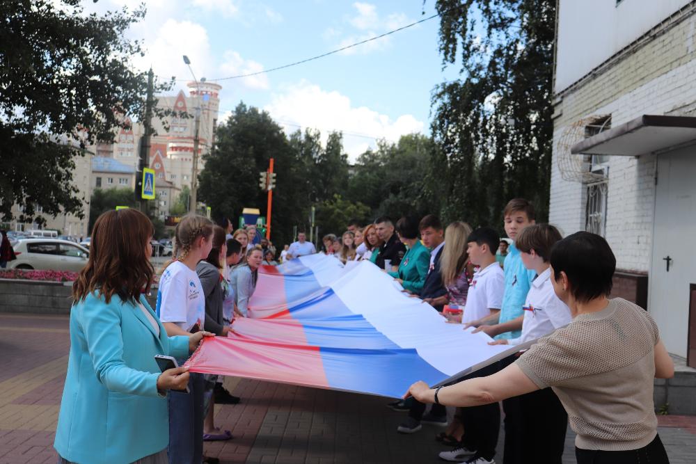 В День флага Российской Федерации в Железнодорожном районе прошла акция «Триколор на улицах Барнаула»