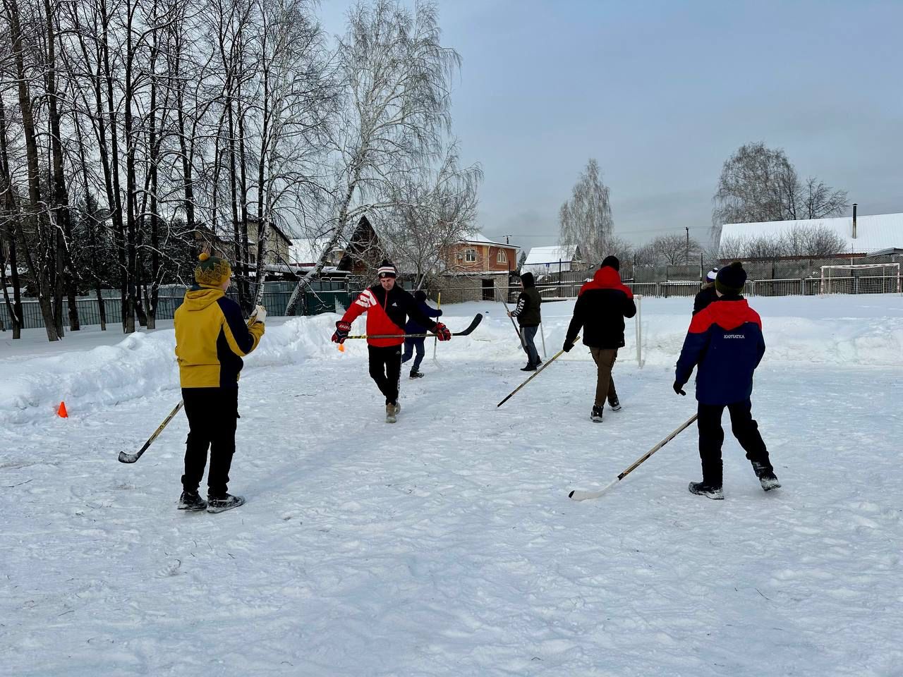 При поддержке фонда Президентских грантов в Барнауле состоялся турнир по хоккею на валенках