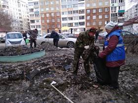 В Ленинском районе продолжаются акции по благоустройству территории в рамках месячника весенней санитарной очистки 