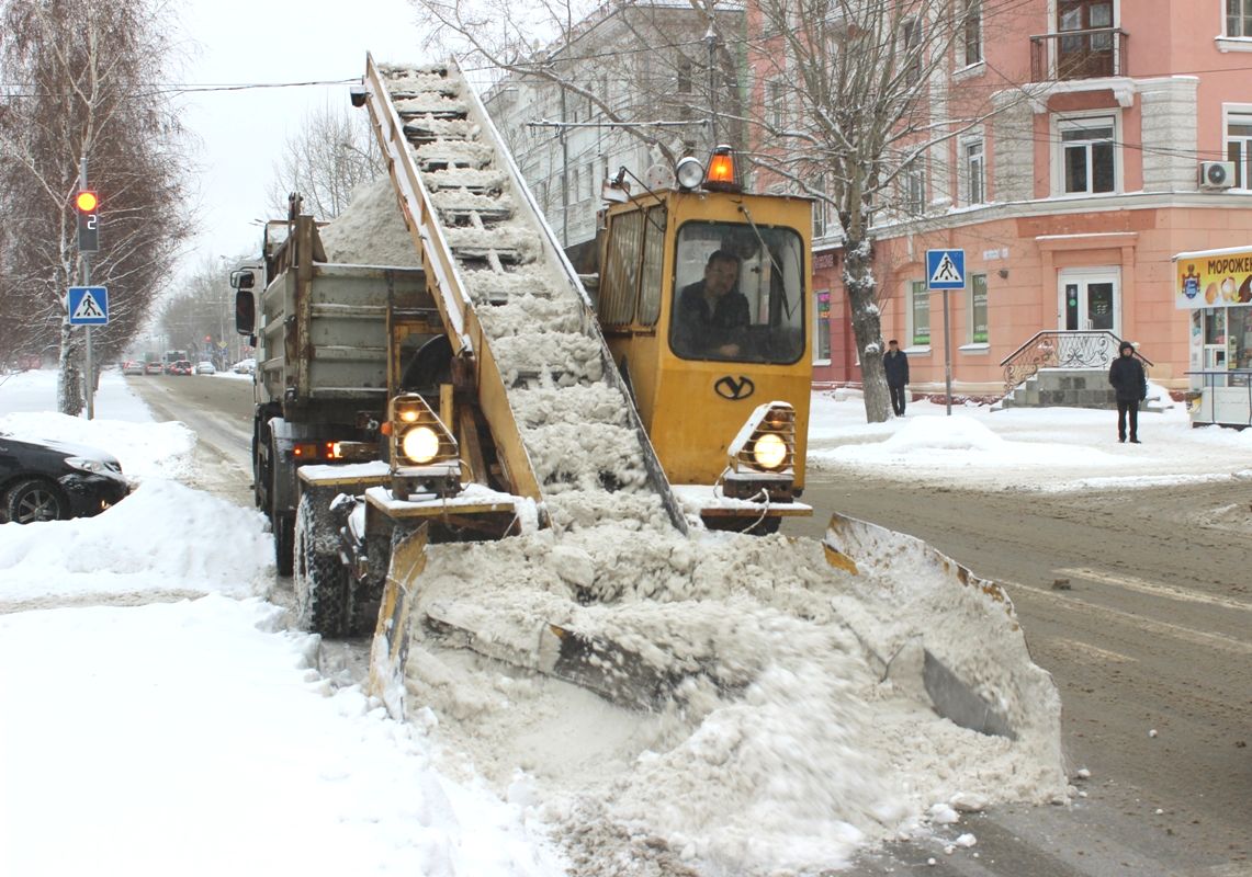 В Барнауле на линии работает до 106 спецмашин МБУ «Автодорстрой» для уборки дорог от снега