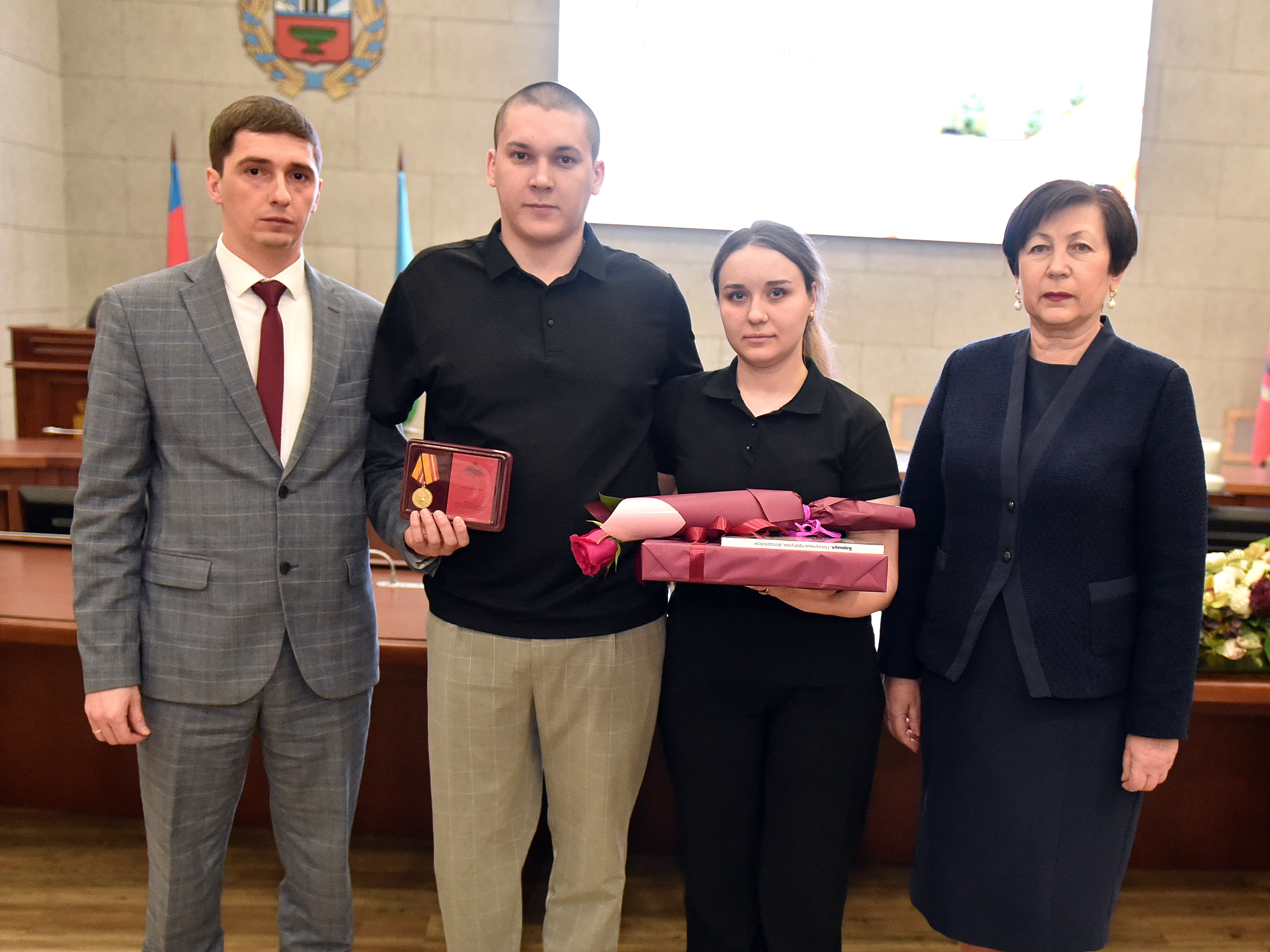 В преддверии Дня защитника Отечества в Барнауле вручили награды и поощрения участникам СВО и волонтёрам