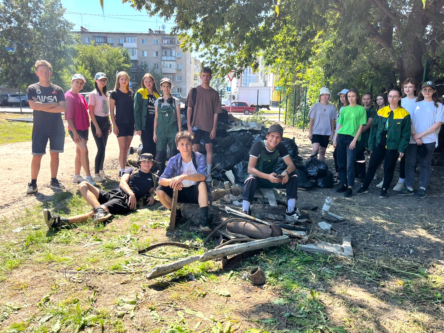 В Барнауле прошла экологическая акция по уборке территории на улице Пионеров 