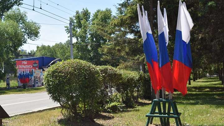 Улицы Индустриального района ко Дню России украсили флаговыми конструкциями с цветами российского триколора