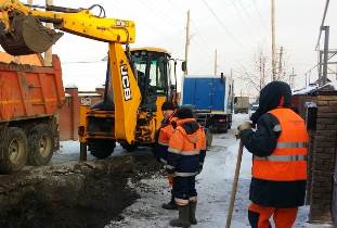 В Ленинском районе ведутся работы по устранению повреждения на  водопроводе в микрорайоне «Докучаевский»