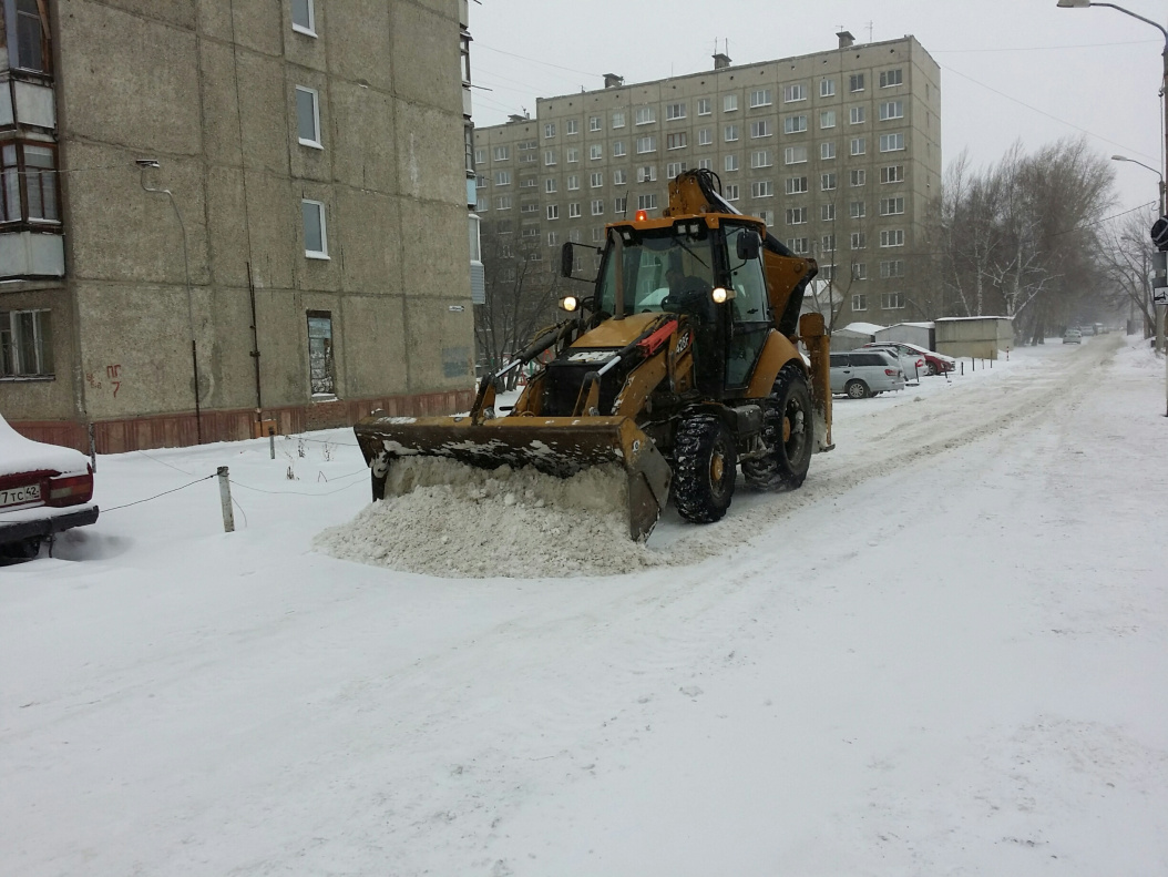 Более 80 единиц снегоуборочной техники работают на дорогах Барнаула 18 февраля
