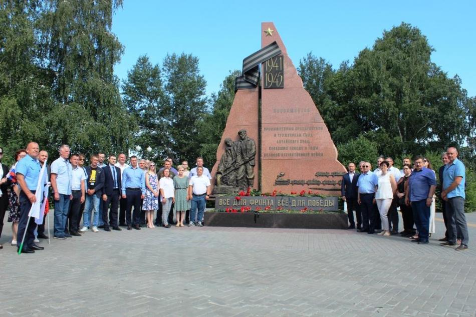 В День памяти и скорби промышленники региона возложили цветы у стелы заводам Победы в  Барнауле