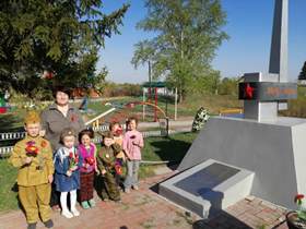 Возложения к памятникам героям Великой Отечественной войны и концертные программы проводят активисты общественники Ленинского района