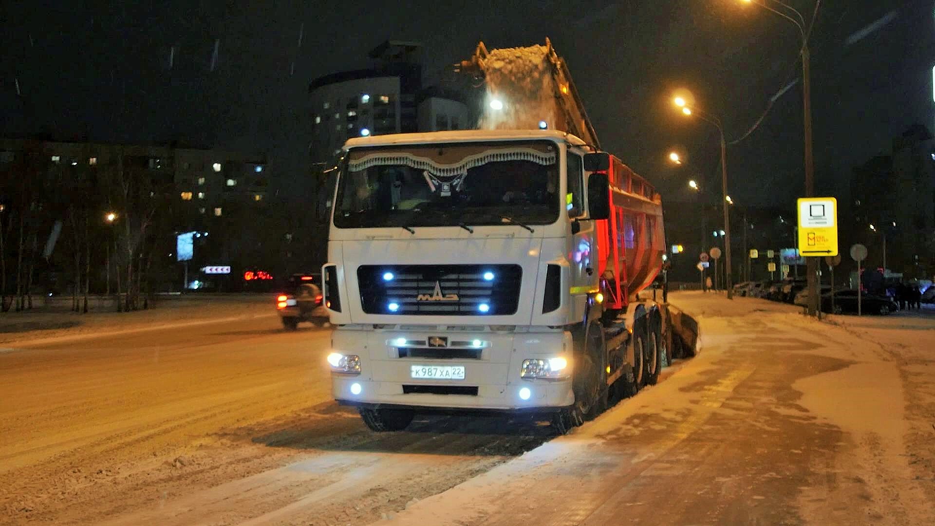 Снегоуборочная техника работает на дорогах Барнаула 9 ноября