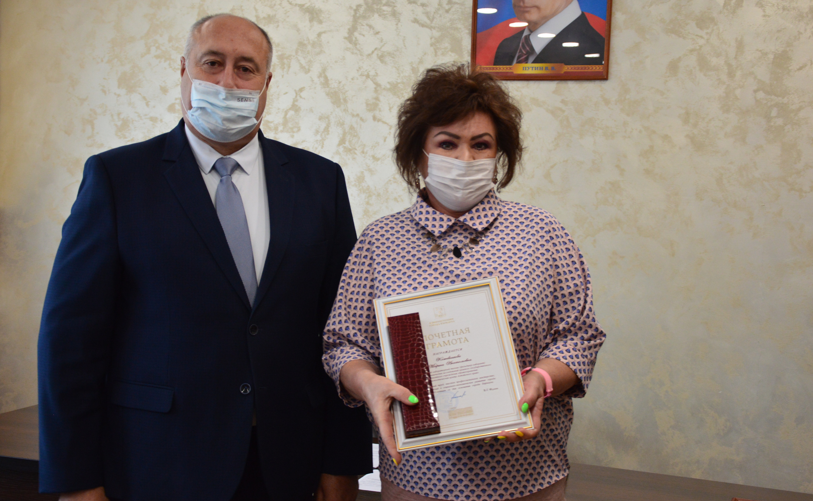 В администрации Октябрьского района почётными грамотами наградили медицинских работников 