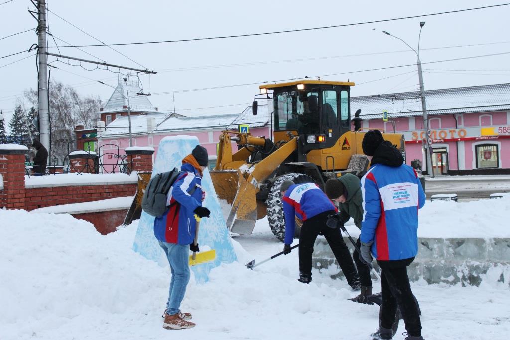 Акцию по уборке снега провели на территории новогоднего городка на улице Мало-Тобольской