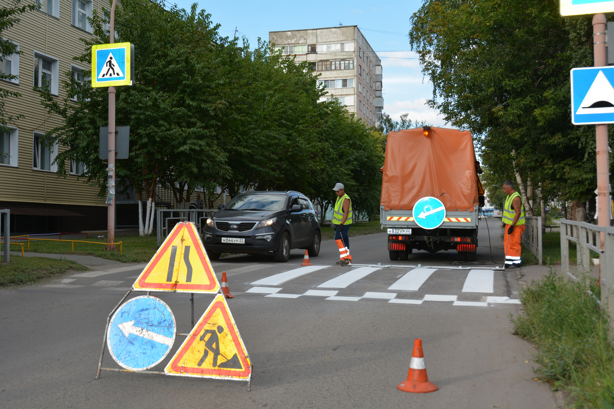 В Барнауле к 1 сентября на всех пешеходных переходах возле школ обновят дорожную разметку