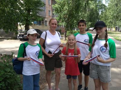 Бойцы детского педагогического отряда «Лови момент» приняли участие в акции ко Дню России