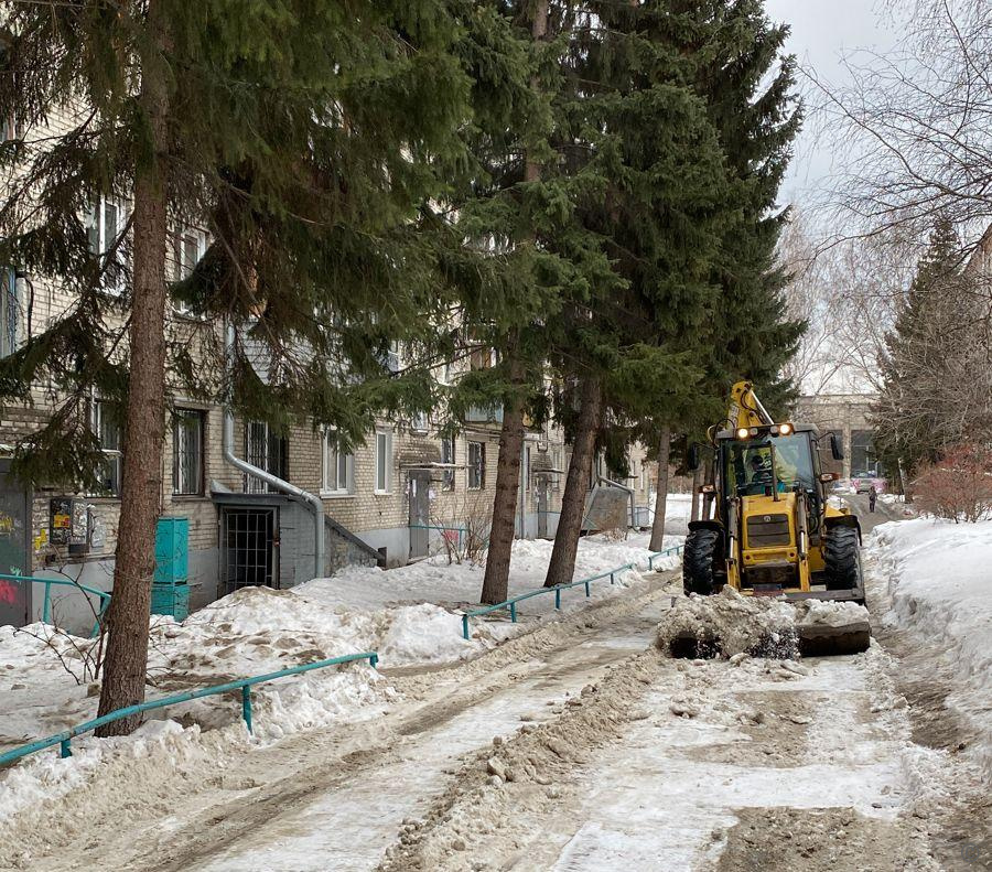 В Барнауле продолжается работа по очистке кровель, дворов, тротуаров и дорог от снега и наледи