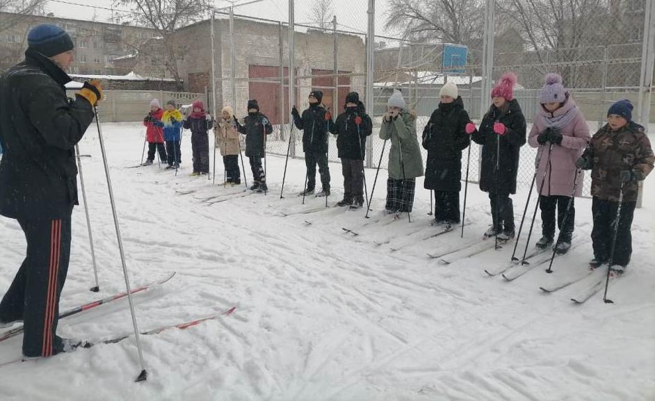 Первые зимние тренировки прошли с дворовым тренером на спортивной площадке школы №70