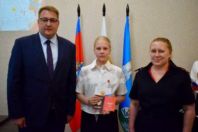 В преддверии Дня России в Индустриальном районе торжественно вручили паспорта юным гражданам