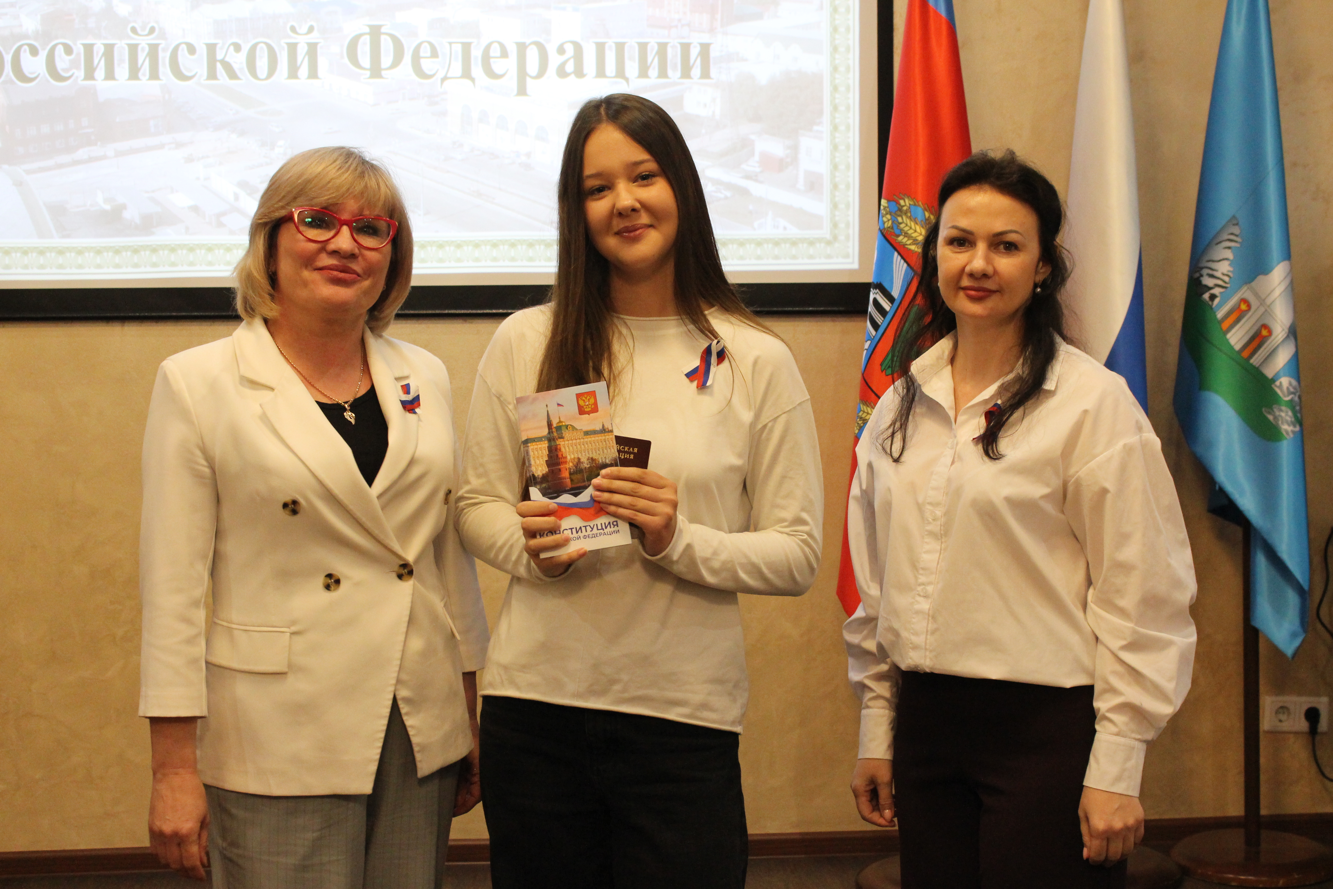 В преддверии Дня России молодым барнаульцам торжественно вручили их первые паспорта