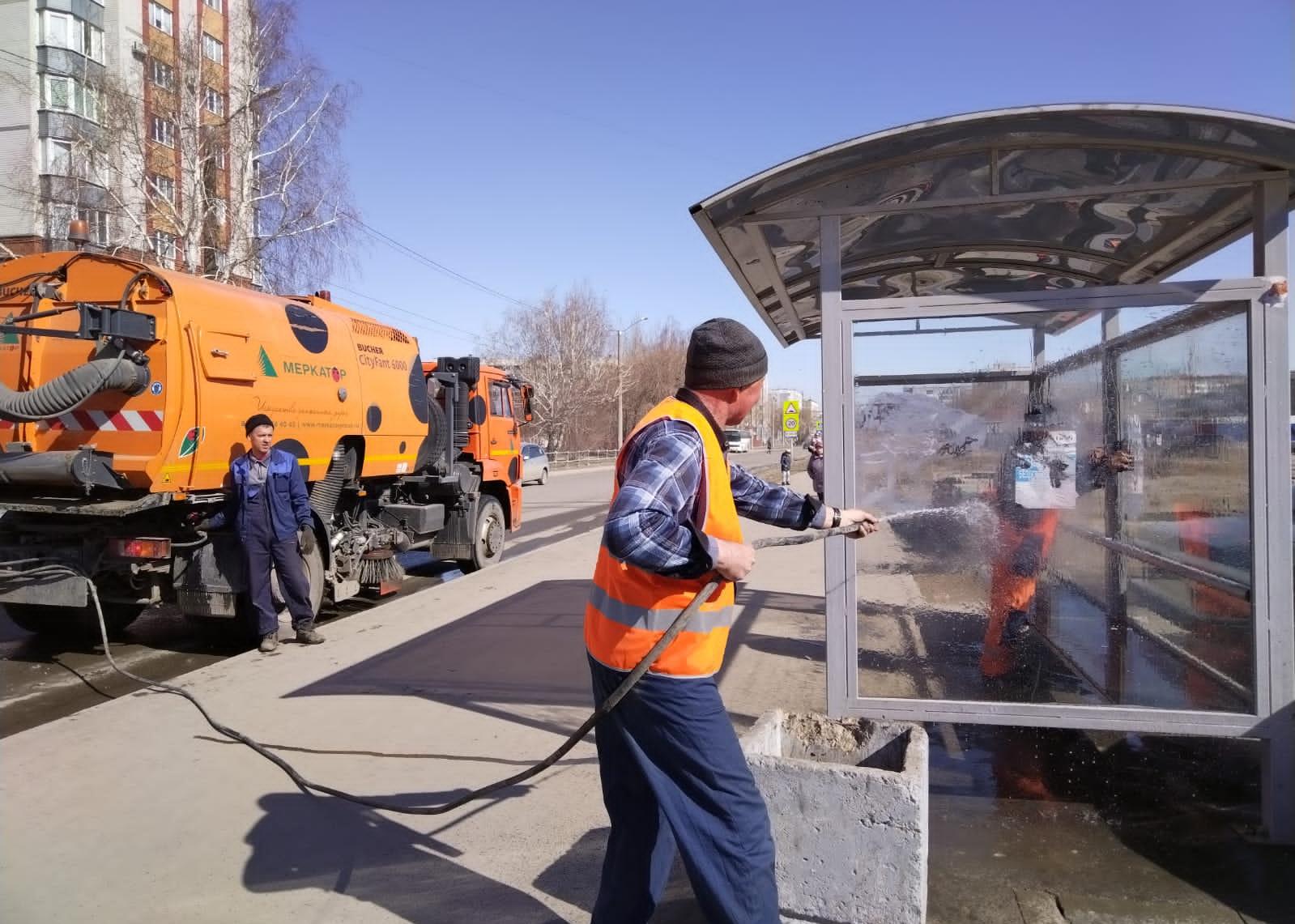 В «чистый четверг» дорожная служба Барнаула приводила в порядок остановки, улицы и тротуары 
