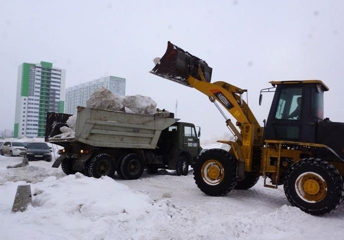 Около 80 единиц снегоуборочной техники работают на дорогах Барнаула 4 марта