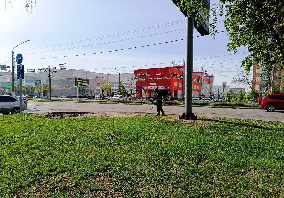В Ленинском районе продолжается работа по покосу травы